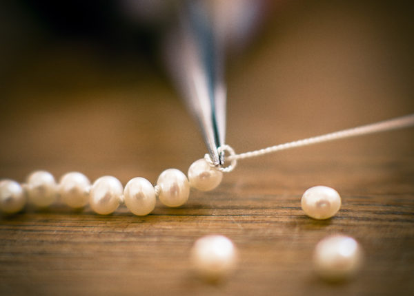 Perlenkette auf Holz